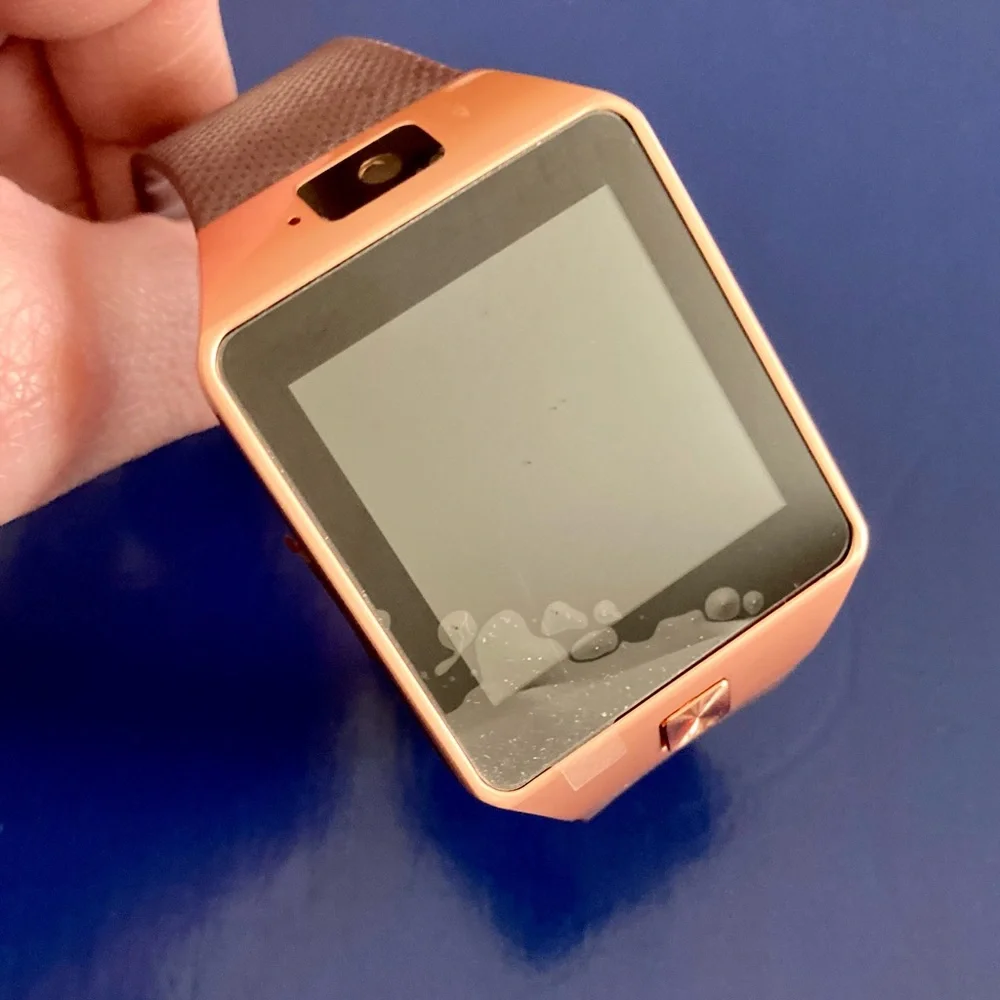 NWT TOUCHSCREEN SMARTWATCH W/SIM CARD CAPABILITY & BLUETOOTH
